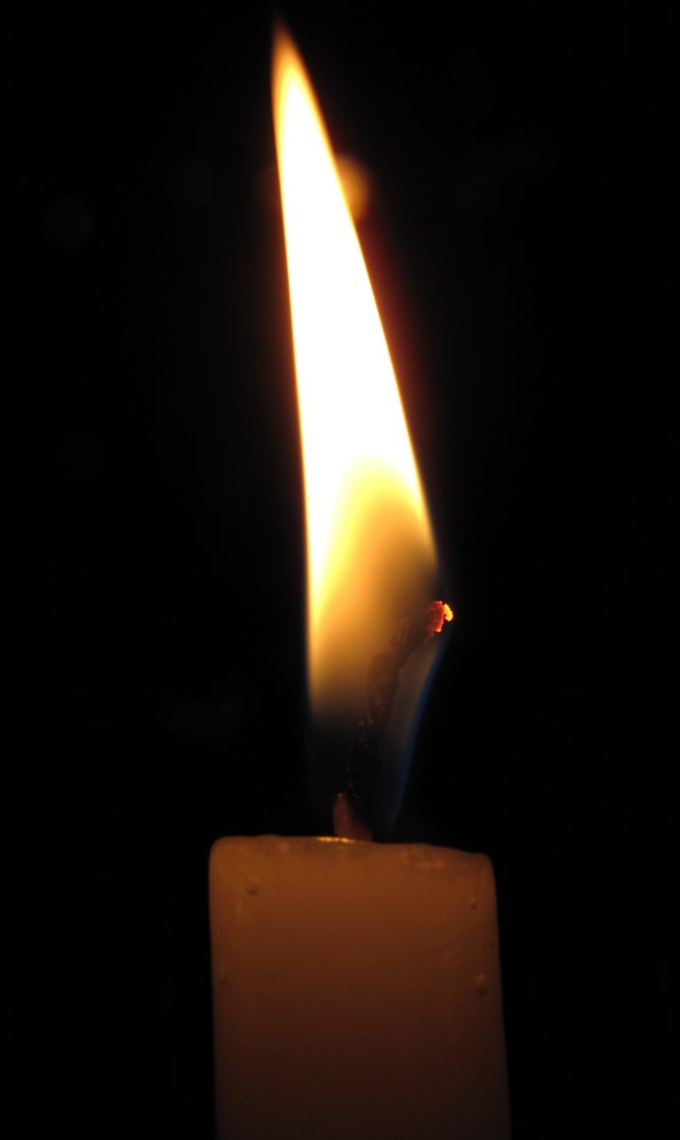 Una vela encendida